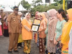 Acil Odah Berikan Penghargaan 14 Perempuan Berprestasi Banua