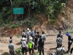 Dinas Kehutanan Kalsel Antisipasi PETI Dengan Pasang Plang Larangan di Desa Rampah
