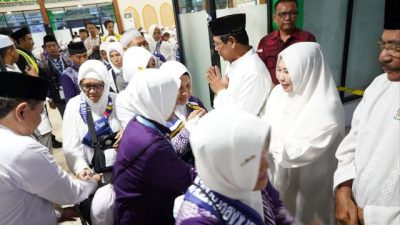 Paman Birin dan Acil Odah Melepas Kloter Pertama Keberangkatan JCH Kalimantan Selatan