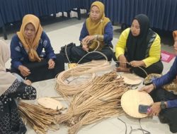 Pemberdayaan Ekonomi Warga Desa Lok Baintan Melalui Pemanfaatan Eceng Gondok