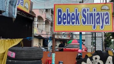 BPPRD Kota Banjarbaru Pasang Stiker Tunggakan Pajak di Rumah Makan Sinjaya