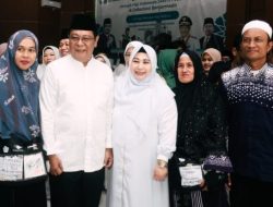 Paman Birin dan Istri Menyambut Langsung Jemaah Kloter 01 Kabupaten Banjar