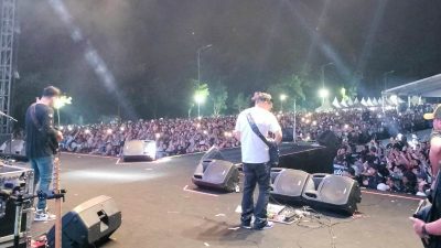 Puluhan Ribu Penonton Memadati Konser Band Ungu Persembahan Lisa Halaby