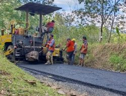 Jalan di Desa Gunung Batu Kecamatan Sambung Makmur Telah Dilakukan Pengaspalan