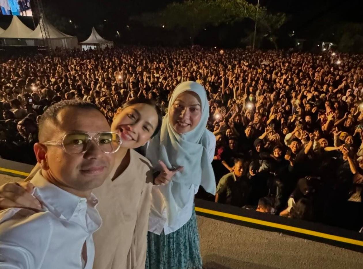 Raffi dan Nagita bersama Lisa Halaby pada konser Setia Band, Sabtu (10/8/2024) malam. (Foto: Tim ELH/katajari.com)
