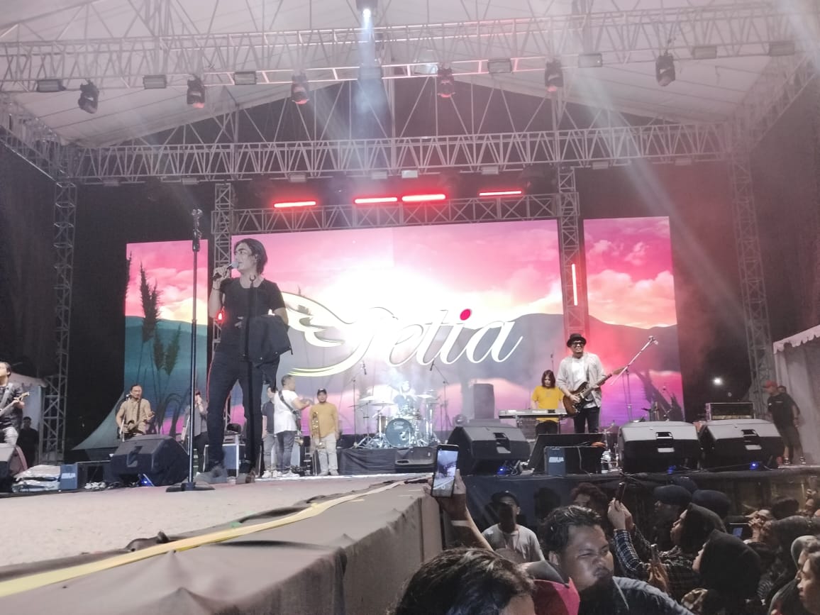 Vokalis Setia Band Charly Van Houten, Sabtu (10/8/2024) malam. (Foto: katajari.com)