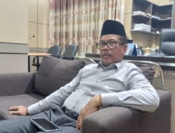 Komitmen Percepatan Pembangunan Desa; Bupati Banjar Diganjar Lencana Bakti Desa Pertama