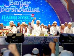 Jemaah Membanjiri Lokasi Banjar Bersholawat di Alun Alun Ratu Zalecha Martapura