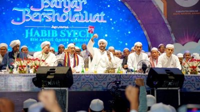Jemaah Membanjiri Lokasi Banjar Bersholawat di Alun Alun Ratu Zalecha Martapura