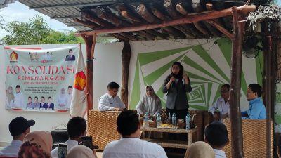 Calon wali kota Banjarbaru Hj Erna Lisa Halaby saat konsolidasi pemenangan bersama kader Gerindra Kota Banjarbaru, Rabu (24/9/2024). (Foto: katajari.com)