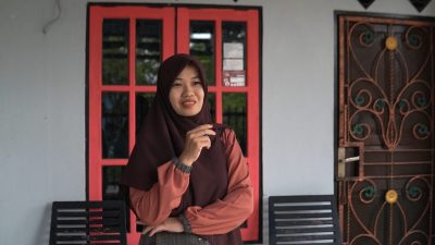 Fatmawati Gembira Menerima Reward PT Air Minum Intan Banjar