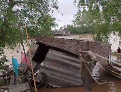 Satu Unit Rumah di Desa Simpang Warga Dalam Roboh Diamuk Angin Kencang