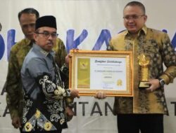 Disnakertrans Kalsel Anugerah Penghargaan Kepada Tiga Lembaga Swasta