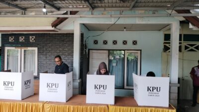 Lisa Halaby Menyalurkan Hak Politik di TPS 26 Kelurahan Sungai Besar