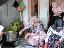 Lisa Halaby Bikin Soto Banjar Bersama Warga Komplek Pondok Halim Permai