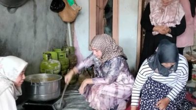 Lisa Halaby Bikin Soto Banjar Bersama Warga Komplek Pondok Halim Permai
