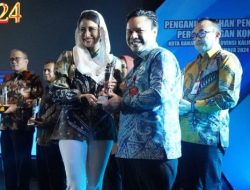 Plh Gubernur Kalimantan Selatan Menerima Anugerah Kementerian Perdagangan