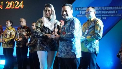 Plh Gubernur Kalimantan Selatan Menerima Anugerah Kementerian Perdagangan