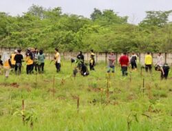 Rimbawan Dinas Kehutanan Kalimantan Selatan Tanam Bibit Mangga di Cempaka