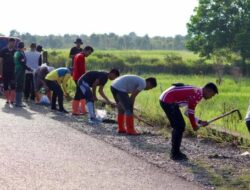 Penanaman Bibit Pohon Trembesi di Sepanjang Jalan Awang Peramuan Ujung