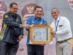 Penyerahan Piagam Penghargaan Kepada Wajib Pajak di Kota Banjarbaru