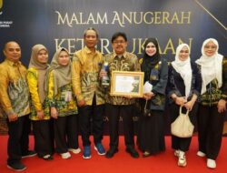 Gubernur Kalsel Menerima Anugerah Penghargaan Kategori Informatif