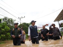 Bupati Banjar Meninjau Kondisi dan Warga Terdampak Banjir di Pengaron