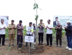 Menteri Lingkungan Hidup dan Gubernur Kalsel Tanam Pohon Penghijauan di Kawasan Central Park Batulicin