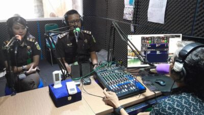 Talkshow Bahaya Kekerasan Dalam Rumah Tangga di Radio Suara Banjar