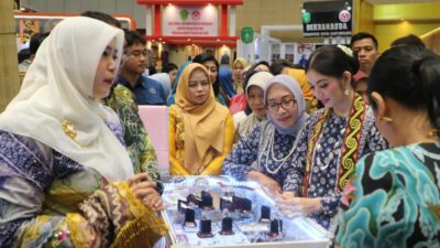 Stan Dekranasda Kabupaten Banjar Dikunjungi Selvi Gibran Rakabuming