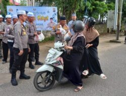 Kapolres Banjar Kolaborasi Mahasiswa IAID Martapura Berbagi Takjil Berbuka Puasa