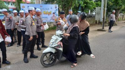 Kapolres Banjar Kolaborasi Mahasiswa IAID Martapura Berbagi Takjil Berbuka Puasa