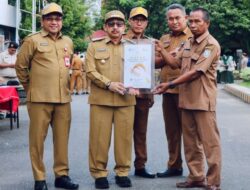 Wabup Banjar Menyerahkan Sertifikat Hak Tanah Nelayan di Kecamatan Aluh Aluh