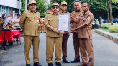 Wabup Banjar Menyerahkan Sertifikat Hak Tanah Nelayan di Kecamatan Aluh Aluh