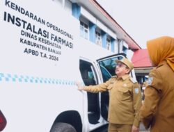 Wabup Banjar Menyerahkan Bantuan Dua Unit Mobil Operasional Kesehatan