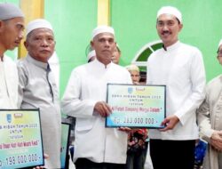 Bupati Banjar Gelontor Bantuan Hibah Keagamaan di Kecamatan Aluh Aluh