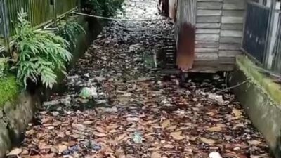 Dinas PUPRP Kabupaten Banjar Monitoring Sampah di Sungai Kalimati