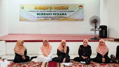 Aksi Sosial Dharma Wanita Persatuan Kabupaten Kotabaru Berbagi Paket Sembako
