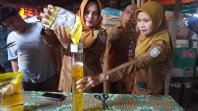 DKUMPP Kabupaten Banjar Uji Takar Minyak Goreng Produk MinyaKita