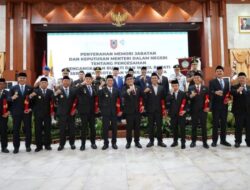 Gubernur Muhidin Menyerahkan Keputusan Mendagri Kepada Kepala Daerah se Kalimantan Selatan