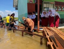 Akses Menuju SDN Sungai Batang Ilir Terendam Banjir, Orang Tua Siswa Bangun Jembatan Darurat