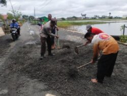 Pasca Banjir di Desa Melayu Ilir, Warga Perbaiki Jalan Rusak