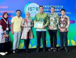Wali Kota Banjarbaru Menerima Penghargaan Procurement Award