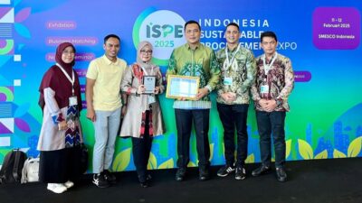 Wali Kota Banjarbaru Menerima Penghargaan Procurement Award