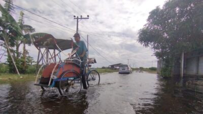 Jalan Makam Desa Keramat Terendam Banjir Sejak Desember 2024