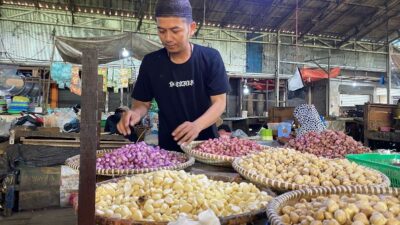 Bawang Merah Alami Kenaikan Signifikan di Pasar Martapura