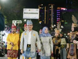 Pj Wali Kota Banjarbaru Turut Memeriahkan Karnaval Budaya di Surabaya