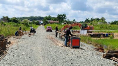 Pembangunan Jembatan di Kelurahan Cempaka Diduga Serobot Lahan Warga