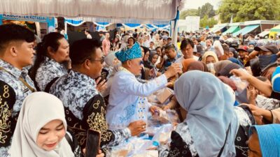 Hari Jadi ke-75 Kabupaten Kotabaru, Warga Memadati Jamuan Massal di Siring Laut