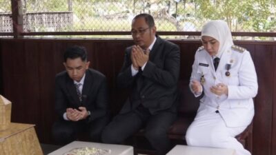Wali Kota Lisa Halaby Ziarah ke Makam Orang Tua di Martapura